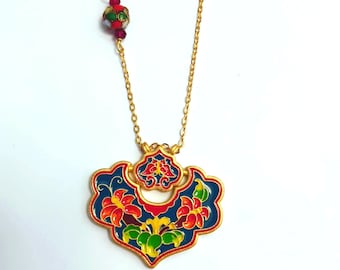 Cloisonne Necklace, pendant enameled, floral Oríental double drawing, each side has different motifs. Two necklaces in one! Gold plated 24k