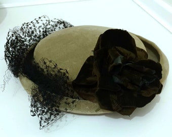 vintage gray velvet women's hat with veil and black flowers from the 50s, hat haute couture from Spain