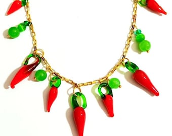 collier de charmes de verre de Murano vintage piment rouge. Chaîne plaquée or style Boho