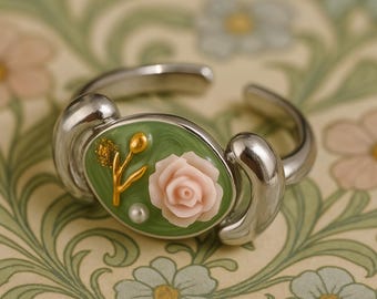 Romantic vintage design ring, maxi adjustable ring made of plated steel. Japanese resin, a flower, a rose, a pearl, and a floral design