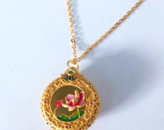 Beautiful vintage Japanese design necklace, cloisonne enameled cameo pendant with a lotus flower. It opens like a pillbox gold plated