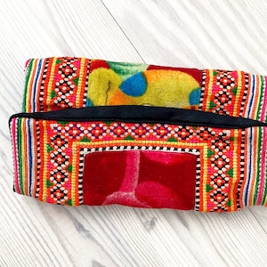 Bolsito, neceser con telas bordadas antiguas tribales Hmong, originario y adquirido en Tailandia