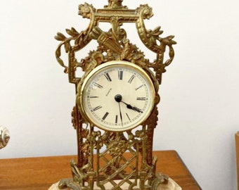Spectacular old table clock in bronze and marble base. Barroco design