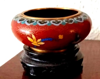 Antiguo cuenco de cloisonne chino, esmalte tradicional chino floral con precioso diseño tallado en peana de madera
