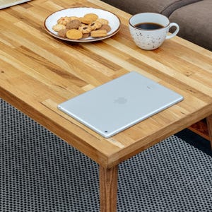 Moderner Couchtisch, Ästhetischer Couchtisch, Couchtisch aus Eichenholz, Minimalistischer Couchtisch, Skandinavischer Couchtisch, Einzigartiger Couchtisch