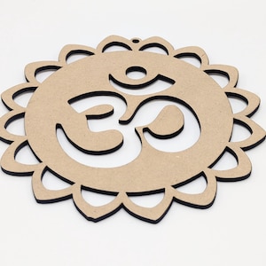 Puede incluir: Recorte de madera del símbolo Om con un borde floral decorativo. El símbolo es de color marrón claro, con un contorno negro. Ideal para decoración de paredes o proyectos de manualidades.