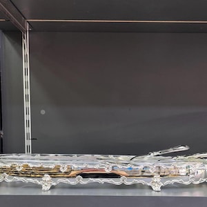 versilberte Schüssel, silberfarbene Präsentationsständer, Salatschüssel, Servierplatte, Tablett für heiße Lebensmittel.