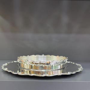 versilberte Schüssel, silberfarbene Präsentationsständer, Salatschüssel, Servierplatte, Tablett für heiße Lebensmittel.