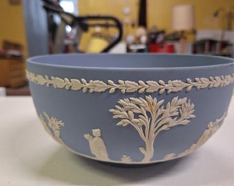 Piękna gliniana, ceramiczna niebieska misa z greckimi wzorami i stylu greckim firmy Wegwood Jasperware  20cm średnicy
