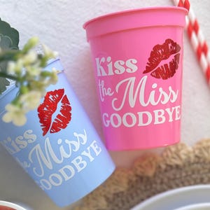 Kubki na wieczór panieński z możliwością personalizacji Kiss the Miss Goodbye | Kubek zaręczynowy Kiss The Miss Goodbye | Dekoracje na przyjęcie Kiss The Miss Goodbye | Upominki na przyjęcie