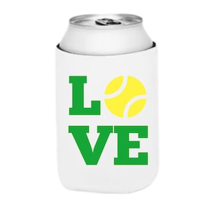 Puede incluir: Enfriador de latas blanco con la palabra "LOVE" en letras verdes y un gráfico de pelota de tenis amarilla. Este enfriador está diseñado para mantener las bebidas frías.