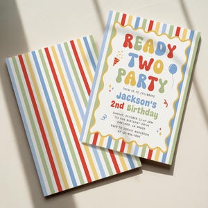 Op de afbeelding: Twee rechthoekige verjaardagsuitnodigingskaarten met een kleurrijk verticaal gestreept patroon in rood, geel, blauw en groen. De voorste kaart toont de tekst READY TWO PARTY, Jackson's 2nd Birthday en evenementdetails in een wit golvend kader.
