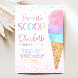 Puede incluir: Una invitación de cumpleaños en tonos pastel con una ilustración de un cono de helado. El texto dice "Here's the SCOOP Charlotte IS TURNING THREE!" con detalles del evento. El diseño se realza con confeti y un efecto acuarela.
