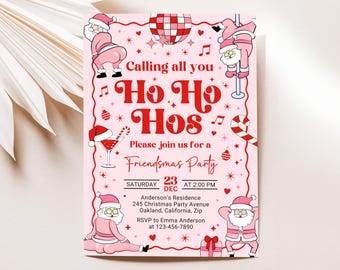 Może przedstawiać: Różowe zaproszenie na imprezę Friendsmas z postaciami Świętego Mikołaja z kreskówek. Zaproszenie zawiera tekst "Calling all you Ho Ho Hos" oraz szczegóły wydarzenia. Projekt zawiera nuty muzyczne, gwiazdy i kulę dyskotekową.