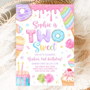 Puede incluir: Una colorida invitación para el segundo cumpleaños de Sophie, con ilustraciones de acuarela de donuts, helados, cupcakes y piruletas. El texto dice "Sophie is TWO Sweet" con detalles del evento. El diseño tiene un tema juguetón.
