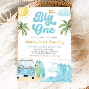Op de afbeelding: Een verjaardagsuitnodiging met een strandthema. De tekst "The Big One" is in blauw, met een gele zon en palmbomen. De uitnodiging bevat de tekst "Andrew's 1st Birthday" en evenementdetails, samen met een blauwe bus, surfplanken en een golf.