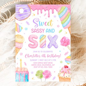 Può includere: Un colorato invito di compleanno con la scritta "Sweet Sassy and Six". Il design include illustrazioni ad acquerello di dolci come ciambelle, gelati e cupcake. L'invito include anche la data, l'ora e il luogo della festa.