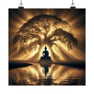 Puede incluir: Un póster que presenta una serena escena de una estatua de Buda meditando bajo un gran árbol, iluminada por una luz dorada. La imagen se refleja en el agua, creando una sensación de paz y tranquilidad. La obra de arte está sujeta por dos clips negros.