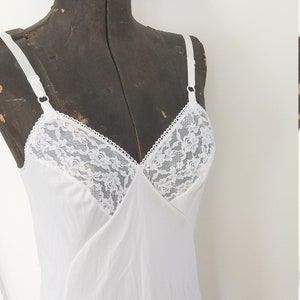 Vintage 1970&#39;s Ivory Lingerie slip. Long white slip dress. Vintage lace trimmed nightie. Vintage white wedding lingerie.