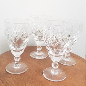 Lote de cuatro copas de cóctel de cristal fino Royal Doulton. Lote vintage de gafas de cristal inglesas. Barría de cristal fino.