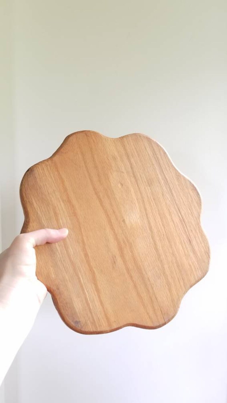 K&ouml;nnte beinhalten: Ein Serviertablett aus Holz mit einer einzigartigen, unregelm&auml;&szlig;igen Form. Das Tablett ist aus hellbraunem Holz mit nat&uuml;rlicher Maserung.
