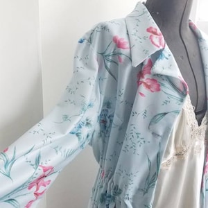 Vintage 1970&#39;s stunning floral robe. Vintage 1970&#39;s hyacinth and Irises dressing gown. Vintage 1970&#39;s floral robe or day dress.