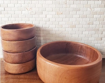 Juego de cinco cuencos vintage de madera maciza de teca. Cuencos de madera para ensalada de mediados de siglo. Cuencos vintage de teca para servir ensalada. Lote de cinco cuencos para ensalada.