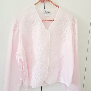 Quilted floral blushy pink 1960&#39;s bed jacket. Satiny blush pink lingerie jacket. Vintage French Maid dressing jacket. Size Medium.