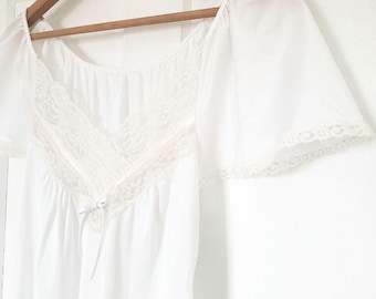 Witte kanten lingerie-nachtjapon uit de jaren 60 – lange vintage etherische trouwlingerie-jurk.
