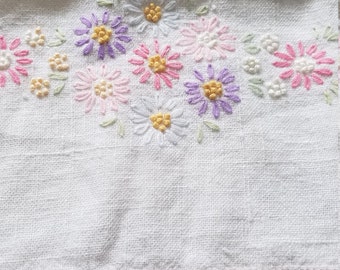 Camino de mesa de lino antiguo bordado con detalle floral (27 x 17")