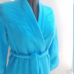 Vintage 1950&#39;s cozy aquamarine robe. Vintage Aqua housecoat with tie waist. 1950&#39;s vintage robe by Fabulous. Vibrant 1960&#39;s fuzzy robe.