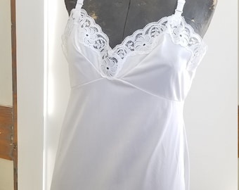 Vestido lencero largo color marfil de estilo vintage de los años 70. Vestido lencero largo blanco. Camisón vintage con ribete de encaje. Lencería de boda blanca vintage.