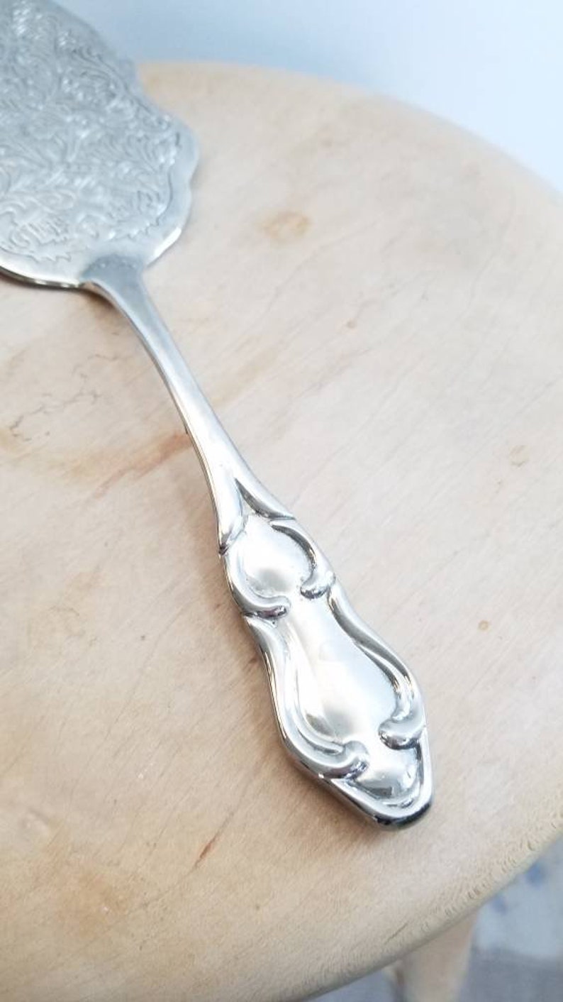Heavy silverplate pie server with scroll work engraved lift. Vintage silver pie server with engraving