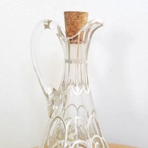 Antikes Glasgefäß mit silbernem Überzug. Vintage Glas Öl Karaffe mit Silberauflage. Kleiner Silber- und Glaskrug.