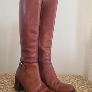 Botas altas de cuero marrón estilo años 70. Botas rumanas de cuero estilo años 90. Botas altas estilo western estilo pradera estilo años 90. Botas talla 7.5 de los años 90.