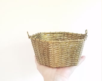 Cesta vintage de alambre de latón tejido francés. Cesta de latón tejido francés. Jardinera vintage de latón. Cesta vintage de latón para bayas. Cesta vintage de Pascua.