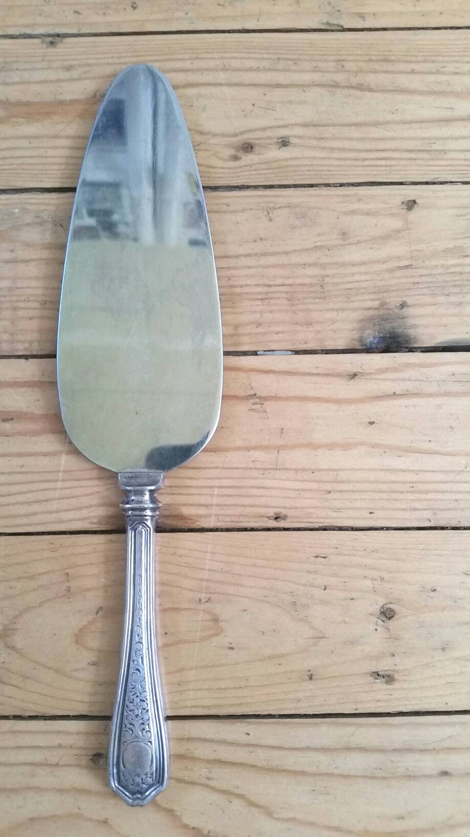 Heavy silverplate pie server with scroll work engraved lift. Vintage silver pie server with engraving