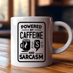 Puede incluir: Taza de café de cerámica blanca con un gráfico negro que dice "Powered by Caffeine and Sarcasm". El gráfico incluye una taza de café estilizada y un globo de diálogo con la letra "S" dentro.
