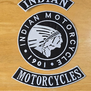 Op de afbeelding: Drie zwart-witte geborduurde patches. De bovenste patch leest "INDIAN" in witte, gebogen tekst. De middelste patch is cirkelvormig, met "INDIAN MOTORCYCLE 1901" rond een Indiaans profiel. De onderste patch leest "MOTORCYCLES".