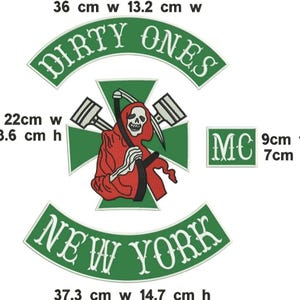 以下が含まれることがあります： 緑と白の刺繍パッチ。上部に「DIRTY ONES」の文字が弧状に、中央に鎌を持った赤い骸骨が描かれた緑の十字架、下部に「NEW YORK」の文字が弧状に配置されています。右上に「MC」の文字が書かれた小さな緑のパッチがあります。