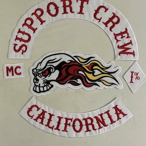 Op de afbeelding: Witte geborduurde patches met rode letters. De patches lezen "Support Crew", "MC", "California" en "1%". Een witte patch met een rode, gele en witte schedel met vlammen is ook inbegrepen.