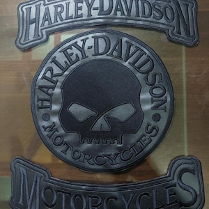 以下が含まれることがあります： 黒い刺繍のハーレーダビッドソンモーターサイクルパッチ3つ。最大のものは、骸骨と交差した骨が描かれており、「Harley-Davidson Motorcycles」の文字が書かれています。他の2つのパッチは小さく、「Harley-Davidson」と「Motorcycles」の文字が書かれています。