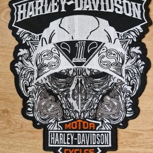 Könnte beinhalten: Schwarzer und weißer gestickter Harley-Davidson Motorrad-Patch mit einem Totenkopf-Design und den Worten "Motor Harley-Davidson Cycles".
