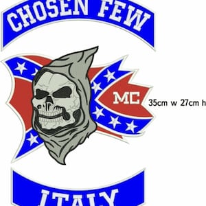 Puede incluir: Un parche de club de motociclistas azul y blanco con el texto "Chosen Few" en un arco blanco sobre una bandera confederada roja, blanca y azul con una calavera con capucha gris. El texto "MC" está en el centro de la bandera. Debajo de la bandera hay un parche azul y blanco con el texto "ITALY".
