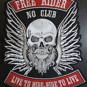 Puede incluir: Parche de moto bordado en negro y rojo con una calavera con barba y alas. El texto dice "Free Rider No Club Live to Ride-Ride to Live".