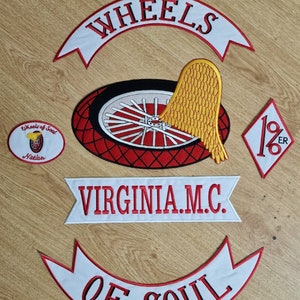 Op de afbeelding: Geborduurde patches met motorclubinsignes. Inclusief een wielontwerp met een gele vleugel, banners met "WHEELS" en "OF SOUL", en de tekst "VIRGINIA M.C." en "1%ER". Patches zijn wit met rode en zwarte details.