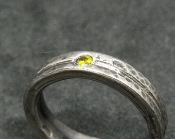 Anillo multitamaño con peridoto de estilo forjado.