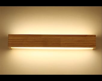 独自に作られた木製の壁取り付け用燭台 - ウォール ランプ。
