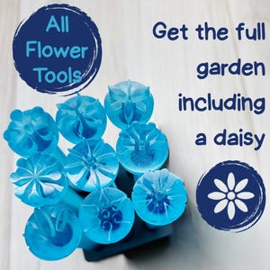 Op de afbeelding: Een verzameling blauwe bloemgereedschappen met diverse bloemmotieven. De afbeelding bevat de tekst "All Flower Tools" en "Get the full garden including a daisy."