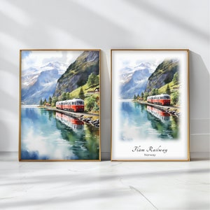 Puede incluir: Una pintura de acuarela de un tren rojo viajando por un valle de montaña. El tren se refleja en el agua de un lago. La pintura está enmarcada en un marco dorado. El texto "Flam Railway Norway" está impreso debajo de la imagen.